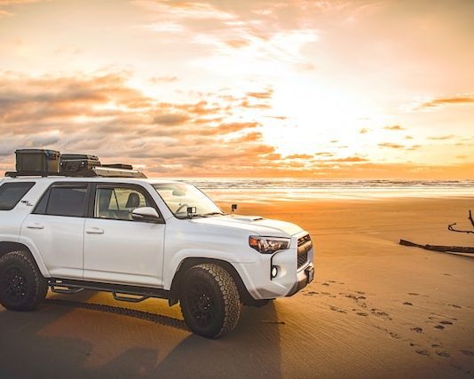 Traveling With Roof Racks: How Do They Make Your Life More Comfortable? Car with roof racks